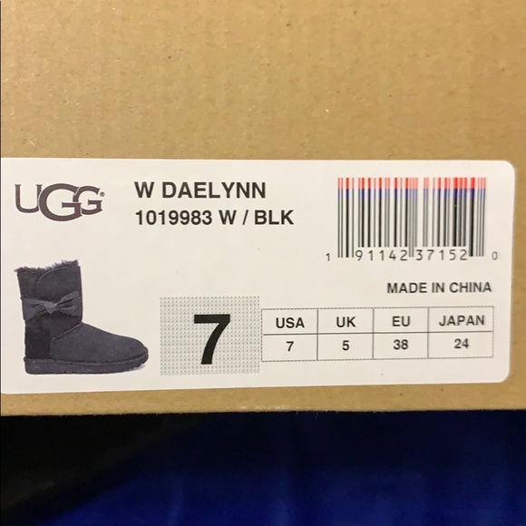 UGG Daelynn Leather 🎀 Black Short Boots - Picture 16 of 16